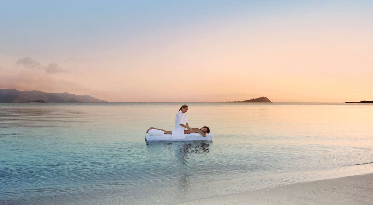 Hotel One & Only Hayman Island: Massage im Meer